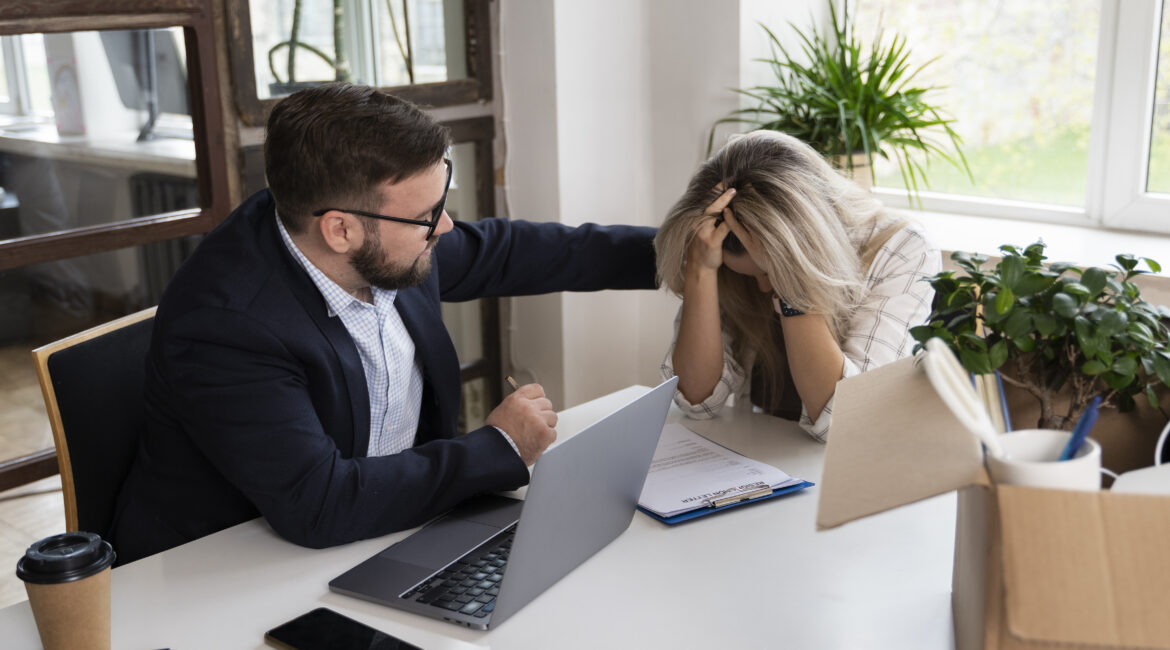 Muitas pessoas acreditam que pedir um benefício previdenciário, como aposentadoria, auxílio-doença ou salário-maternidade, é algo simples e que pode ser feito sem ajuda. No entanto, esse processo envolve regras complexas, documentos específicos e uma análise detalhada do histórico de contribuições. Tentar fazer tudo sozinho pode trazer riscos sérios e prejuízos que poderiam ser evitados com orientação adequada. Um dos principais perigos é ter o benefício negado por falta de documentação ou erro no preenchimento do pedido. Além disso, muitas vezes a pessoa tem direito a um valor maior ou até a outro tipo de benefício mais vantajoso, mas por falta de conhecimento acaba aceitando o que o sistema oferece inicialmente. Outro ponto importante é que, ao pedir um benefício por conta própria, você pode estar abrindo mão de direitos ou criando obstáculos para conseguir revisões futuras. A contagem de tempo de contribuição, reconhecimento de atividades especiais ou períodos rurais, por exemplo, exige conhecimento técnico e experiência na área. Por isso, é altamente recomendável procurar um profissional especializado em Direito Previdenciário antes de dar entrada em qualquer pedido junto ao INSS. Esse cuidado pode fazer toda a diferença entre um benefício negado e uma concessão justa e segura. Atenção: Os Riscos de Pedir um Benefício Previdenciário Sozinho